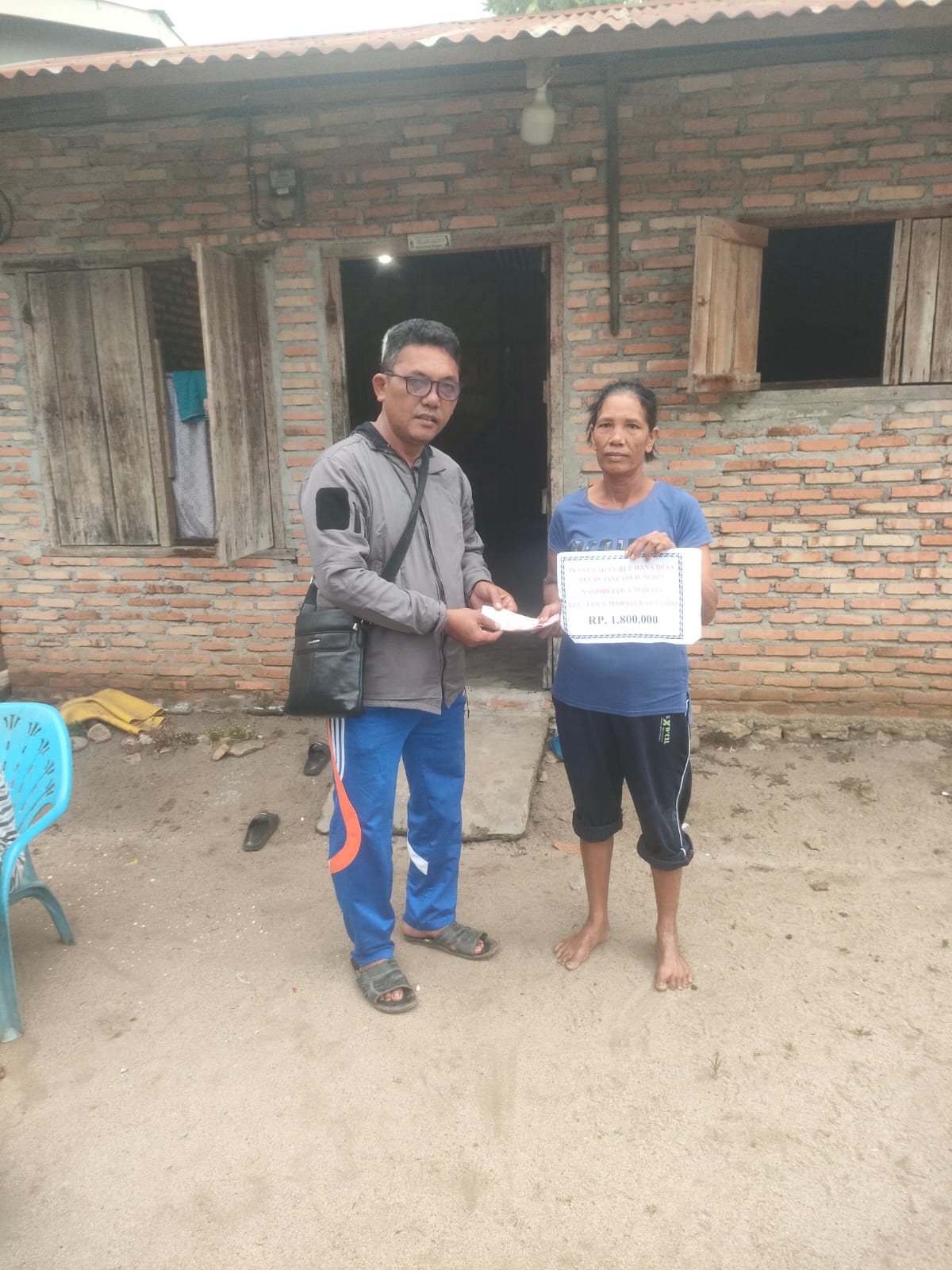 Penyerahan BLT dana desa oleh Pangulu