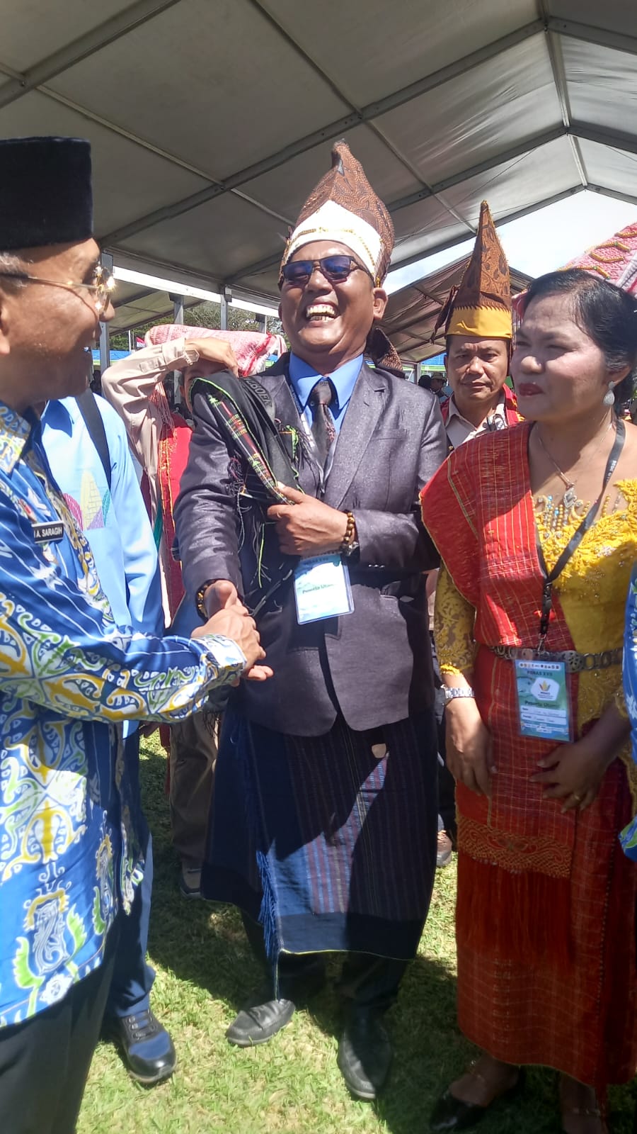 Pangulu Bersalaman dengan Bupati dan Wakil Bupati Simalungun
